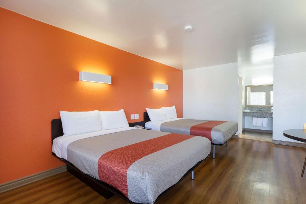 Queen Room with Two Queen Beds - Smoking interior